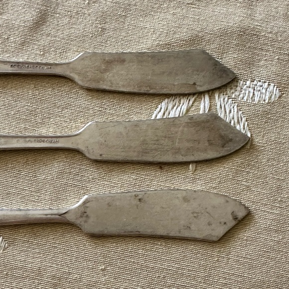 Three Vintage WM Rogers Mfg Co Original Rogers Flat Handled Master Butter Knives - Picture 5 of 7